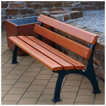 Park pad, öntött keret tömörfa lécekkel. Hossza 1,8 m