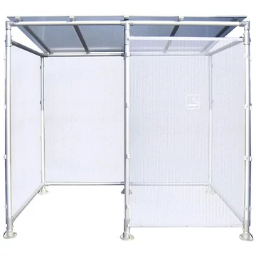 Kültéri dohányzóhely, ma x sz x mé: 2050 x 2526 x1861 mm, csőszerkezet polikarbonát panelekkel.