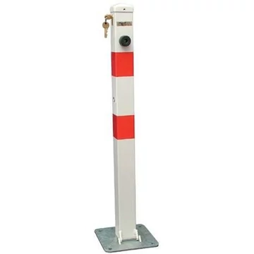 Dönthető parkolóoszlop, fehérre festett, háromszög alakú zár