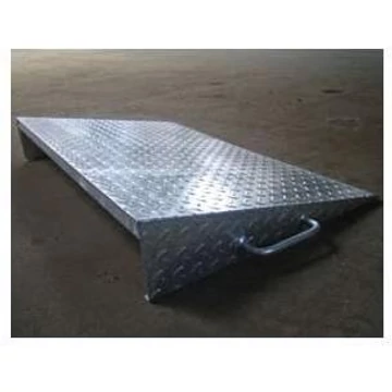 Belépés rámpa, horganyzott, csúszásmentes felülettel